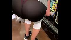 Puta culona en leggings transparentes en la tienda mostrando tanga