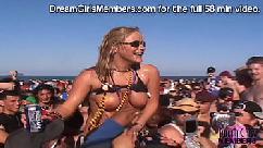 Chicas universitarias calientes tetas desnudas en una fiesta en la playa salvaje
