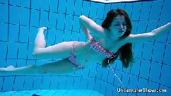 Chica sexy muestra un magnífico cuerpo joven bajo el agua